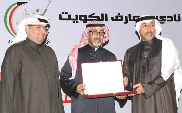د.حمد الحساوي ويوسف الرويح يكرمان فاضل المندي