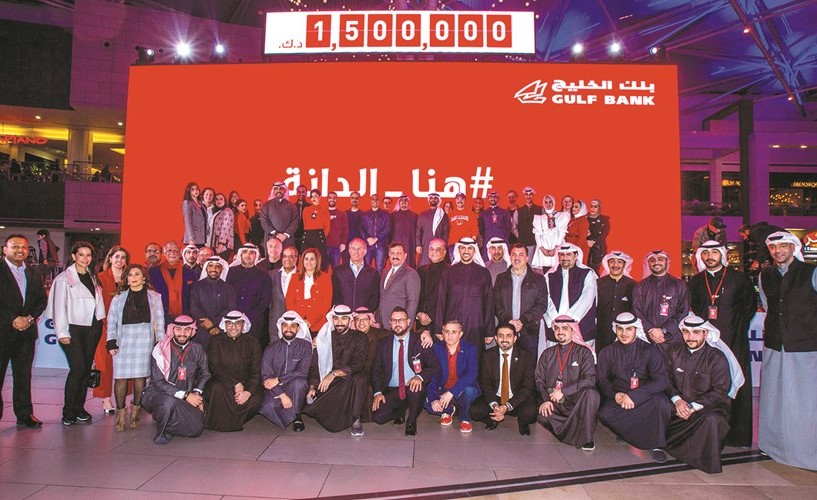 الرئيس التنفيذي للبنك أنطوان ضاهر يتوسط موظفي البنك
