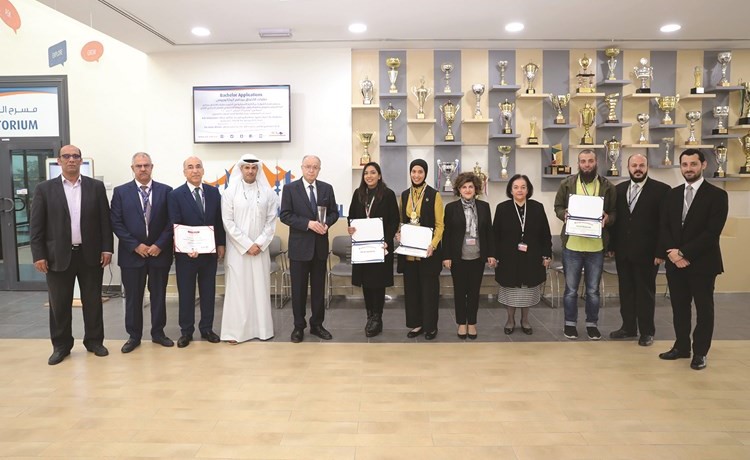 إدارة الكلية الأسترالية مع الطلبة الفائزين