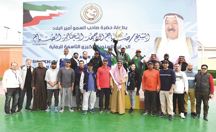 دعيج العتيبي يتوسط الرماة واللجنة المنظمة للبطولة