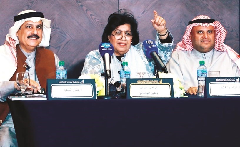 الإعلامية أمل عبدالله تتوسط الشاعرين طلال السعيد وإبراهيم الخالدي