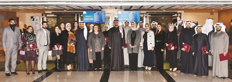 إلهام محفوظ مع أعضاء الإدارة التنفيذية الموظفين الخريجين
