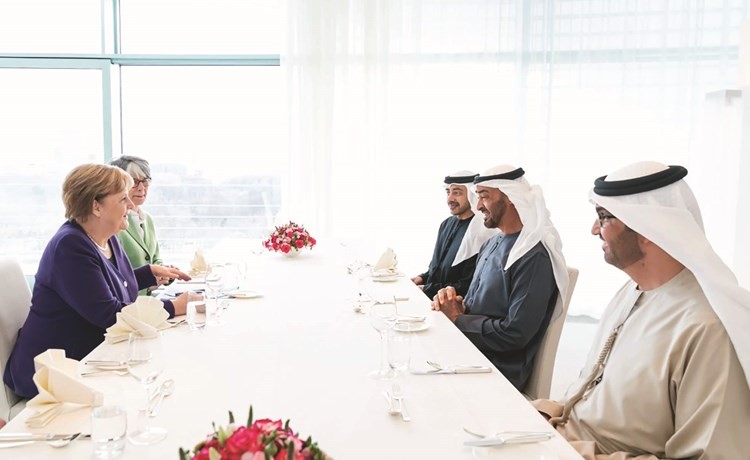 صاحب السمو الشيخ محمد بن زايد آل نهيان ولي عهد أبوظبي والمستشارة الألمانية أنجيلا ميركل خلال اجتماعهما في برلين أمس 	(وام)