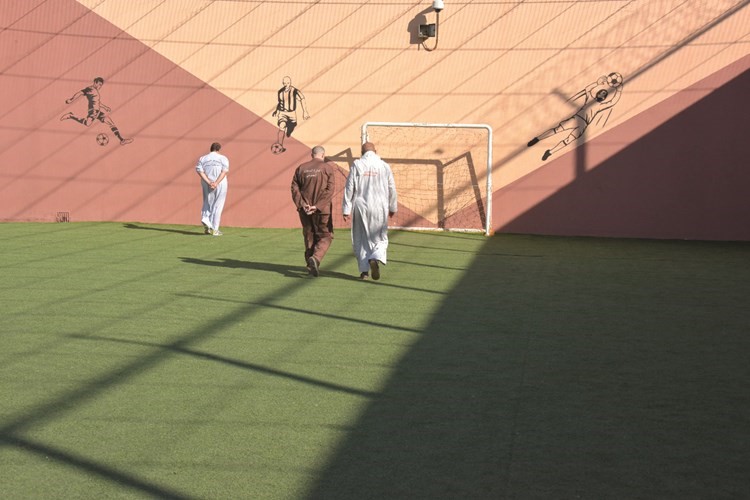 ملاعب كرة قدم للترفيه على المساجين