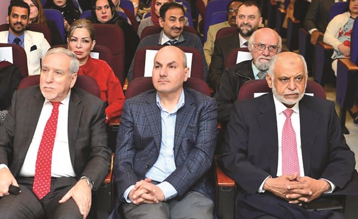 د.محمد الجارالله مع الحضور بحفل التكريم