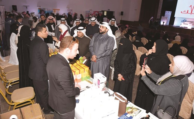 عبدالعزيز شعيب خلال جولة في المعرض المصاحب للملتقى