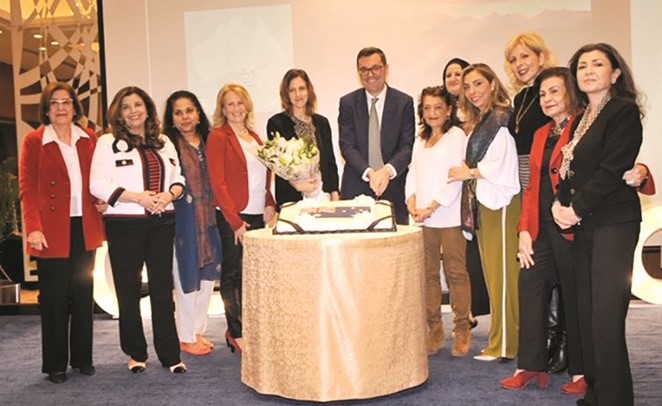 السفير الأسترالي جوناثان غيلبرت مع عضوات لجنة المرأة الدولية خلال الاحتفال