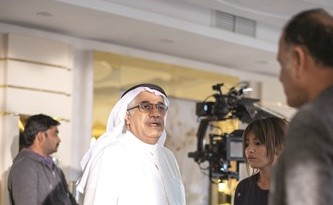 مشهد يجمع القفاص مع الفنان سليمان الياسين