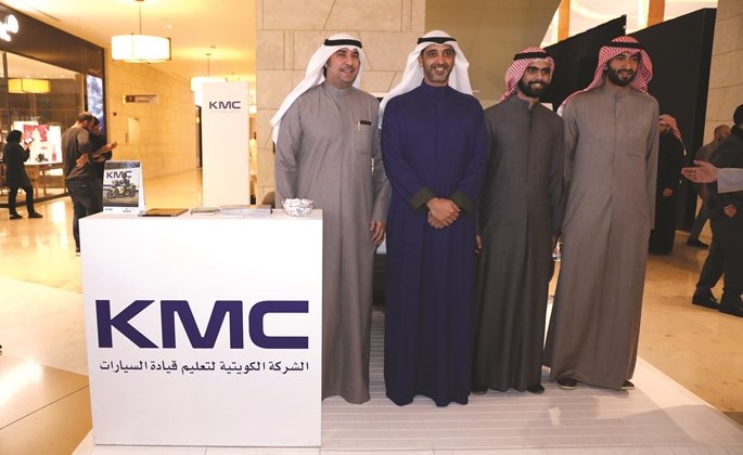 الشيخ محمد العبدالله ومسؤولو الشركة في جناح KMC			(زين علام)