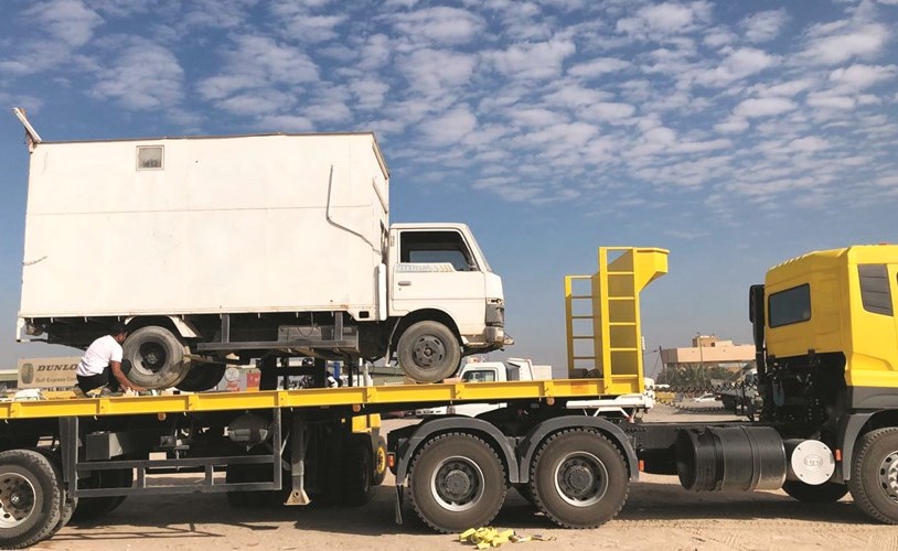 رفع إحدى السيارات المهملة