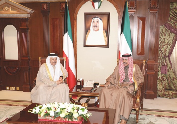 سمو ولي العهد الشيخ نواف الاحمد خلال استقباله د. عبداللطيف الزياني