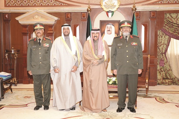سمو ولي العهد الشيخ نواف الاحمد خلال استقباله الشيخ احمد المنصور و الفريق الركن محمد الخضر والفريق الركن الشيخ خالد الصالح الصباح