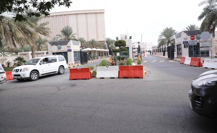 كليات الجامعة بدت خالية من الطلبة في أول يوم دوام بالفصل الثاني أمس	(زين علام)