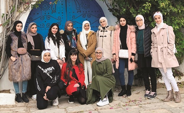 وفد طالبات كن من المتفوقين خلال زيارة أحد الأماكن السياحية في تونس