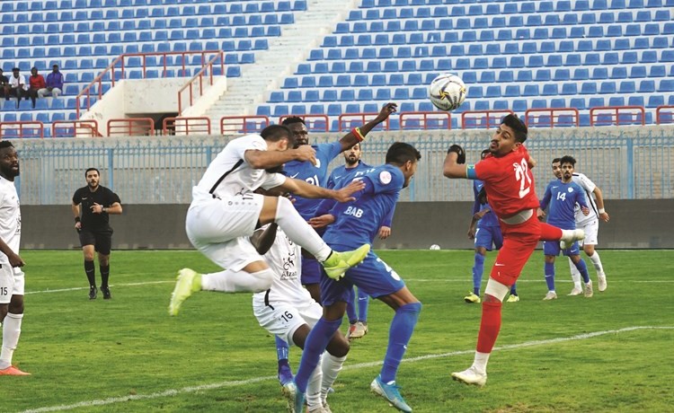 لاعب اليرموك محمد الفارسي في محاولة للتسجيل في مرمى الشباب	(محمد هنداوي)