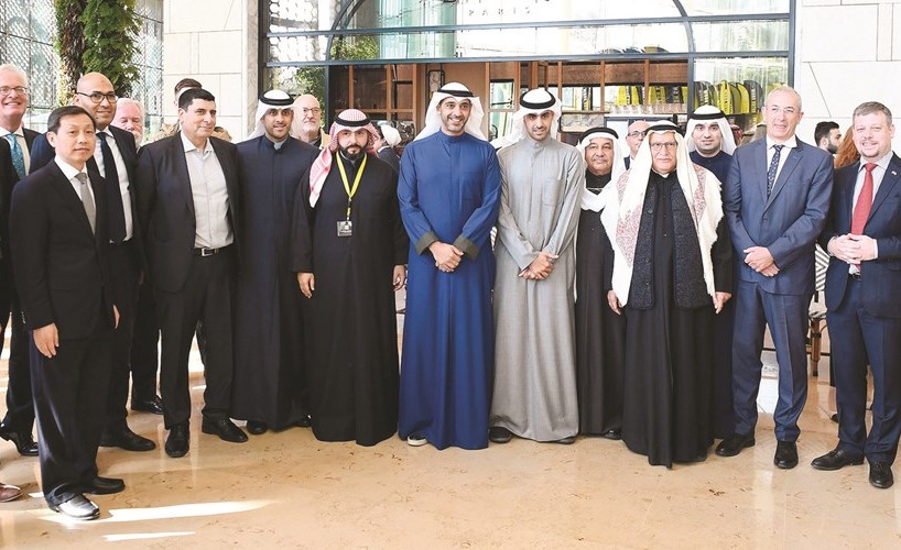 العبدالله والخرافي يتوسطان عددا من السفراء والديبلوماسيين خلال افتتاح المعرض