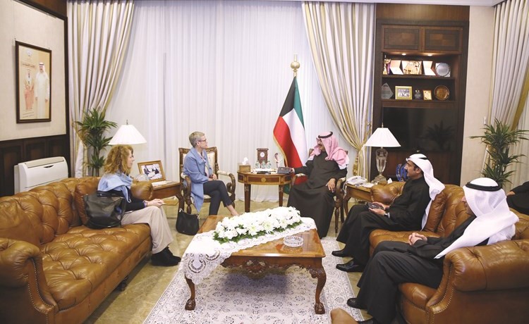 الجارالله أثناء استقباله نائبة الممثلة الخاصة للأمين العام للأمم المتحدة اليس وولبول