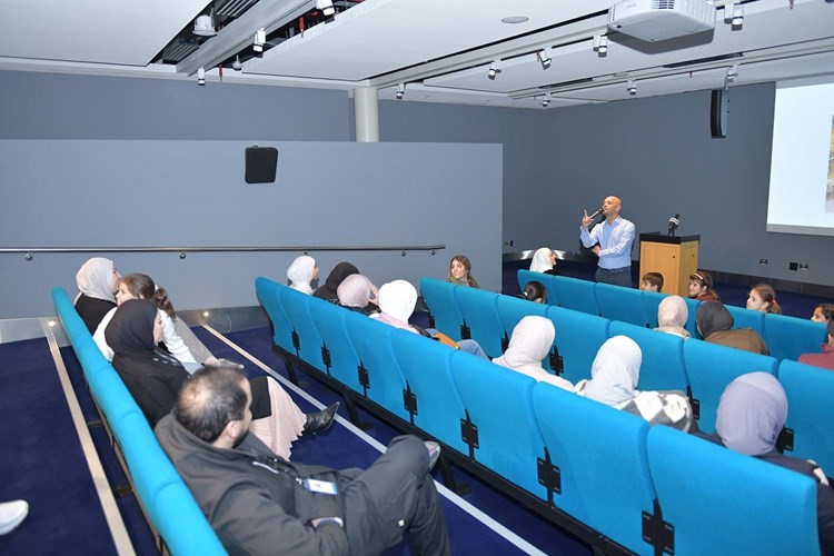متابعة من الحضور