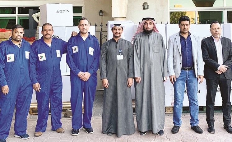 مسؤولو زين وبنك الطعام خلال تجهيز احتياجات الشتاء
