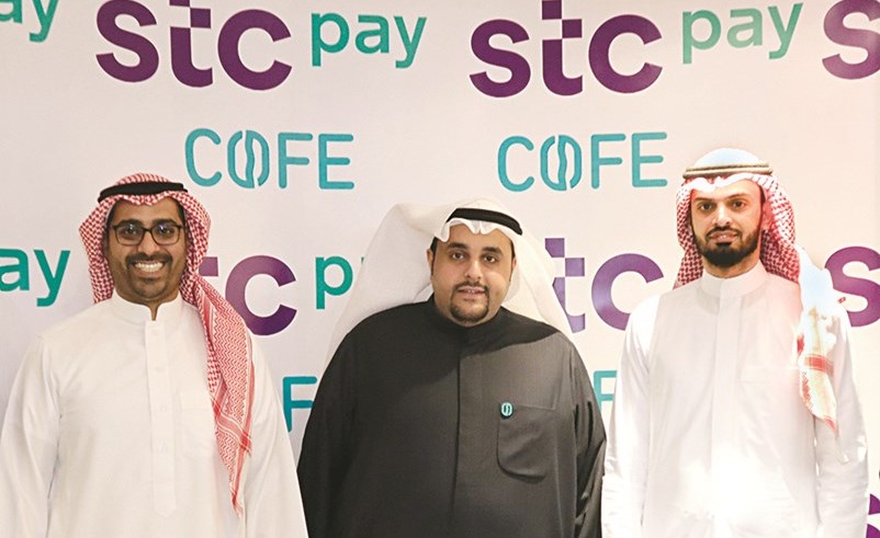 لقطة تذكارية بمناسبة الإعلان عن الشراكة بين stc pay وتطبيق كوفي