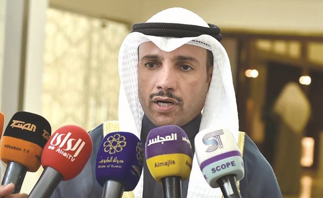 مرزوق الغانم متحدثا الى الصحافيين