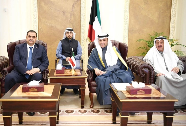 رئيس مجلس الأمة مرزوق الغانم مستقبلا وزير الدفاع العراقي بحضور نائب رئيس مجلس الأمة عيسى الكندري