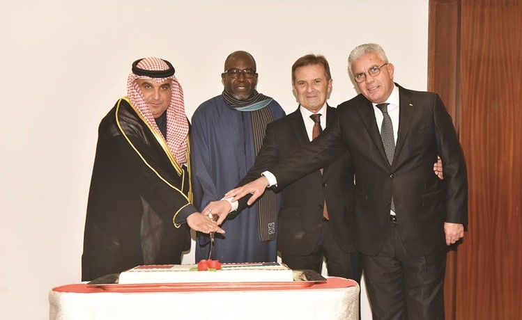 السفراء عبدالأحد امباكي ورامي طهبوب وباتريك كول خلال قطع كيكة الاحتفال