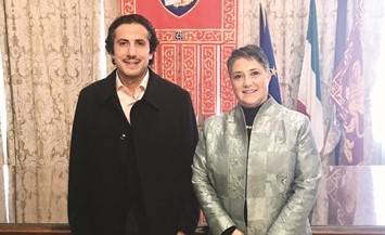 السفير الشيخ عزام الصباح خلال استقباله عمدة مدينة ڤينيتسيا بالإنابة لوتشانا كوللي