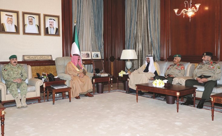 الشيخ مشعل الأحمد خلال استقباله الشيخ أحمد المنصور والفريق الركن محمد الخضر والفريق الركن الشيخ خالد الصالح بحضور الفريق الركن م.هاشم الرفاعي