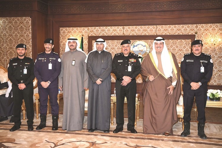 اللواء منصور العوضي وعدد من القيادات الأمنية في محافظة الفروانية يقدمون التهاني