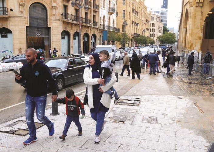 لبنانيون يعبرون احد شوارع بيروت غداة مواجهات قوى الامن مع متظاهري الحراك امس الاول	(رويترز)