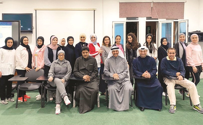 الهلفي وعبدالرسول ود. ماجدة مع الدارسات في الدورة