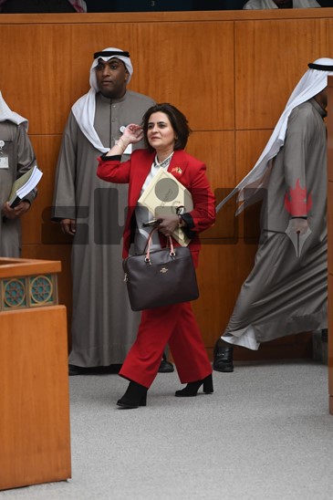  الوزيرة غدير أسيري عند دخولها القاعة 