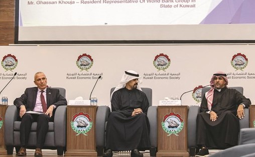 الشيخ د.مشعل الجابر ومهند الصانع وغسان الخوجة خلال الملتقى
