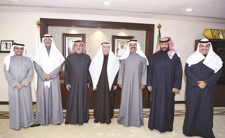 الشيخ محمد اليوسف خلال اجتماعه مع المحافظين