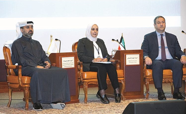 من اليمين د.أشرف جمال الدين وابتهال الشمالي ومحمد عبدال خلال الندوة
