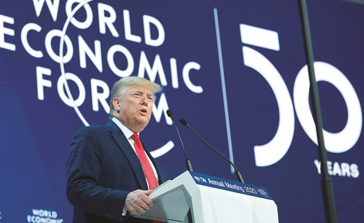 الرئيس الأميركي دونالد ترامب يلقي خطابا خلال الاجتماع السنوي للمنتدى الاقتصادي العالمي 	(أ.ف.پ)