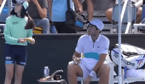 طلب غريب من لاعب تنس لفتاة جمع الكرات.. والحكم يتدخل