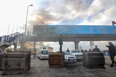 الاحتجاجات وقطع الطرق مستمرة في لبنان اعتراضاً على التشكيلة الحكومية الجديدة