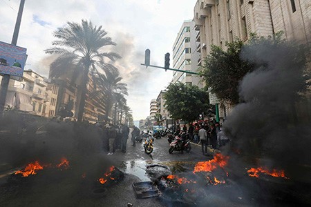 الاحتجاجات وقطع الطرق مستمرة في لبنان اعتراضاً على التشكيلة الحكومية الجديدة