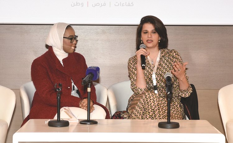 بثينة العيسى متحدثة خلال الجلسة الحوارية وتبدو عائشة سعد