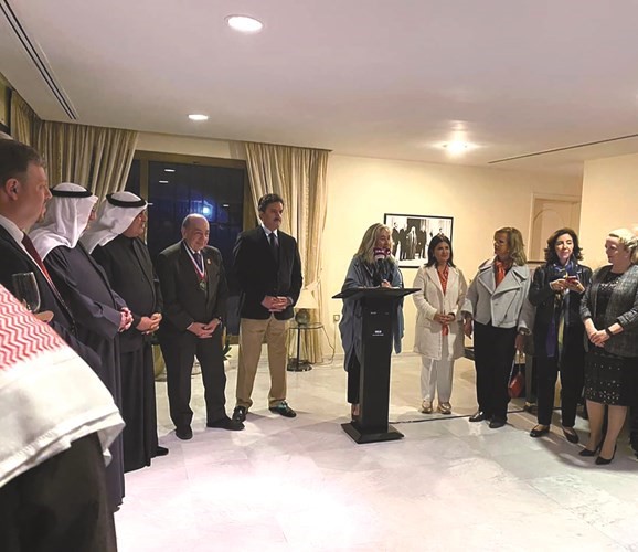 السفيرة الفرنسية في الكويت ماري ماسدوبوي متحدثة خلال معرض هوريكا للضيافة