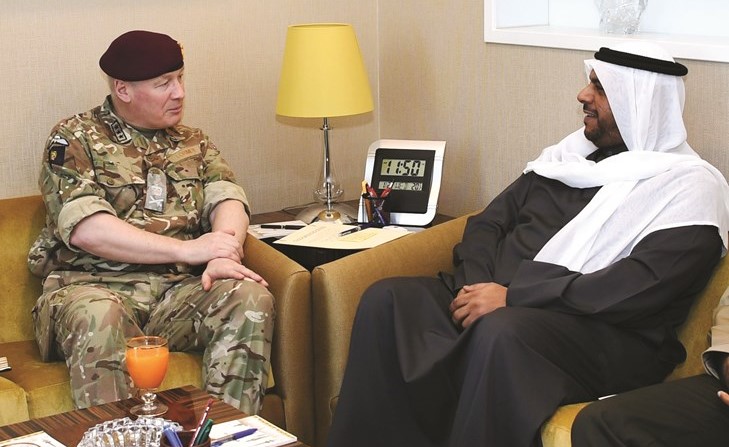 الشيخ أحمد المنصور مستقبلا السير جون لوريمر