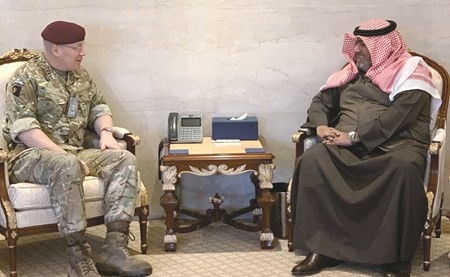 الشيخ ثامر العلي خلال استقباله الفريق السير جون لوريمر
