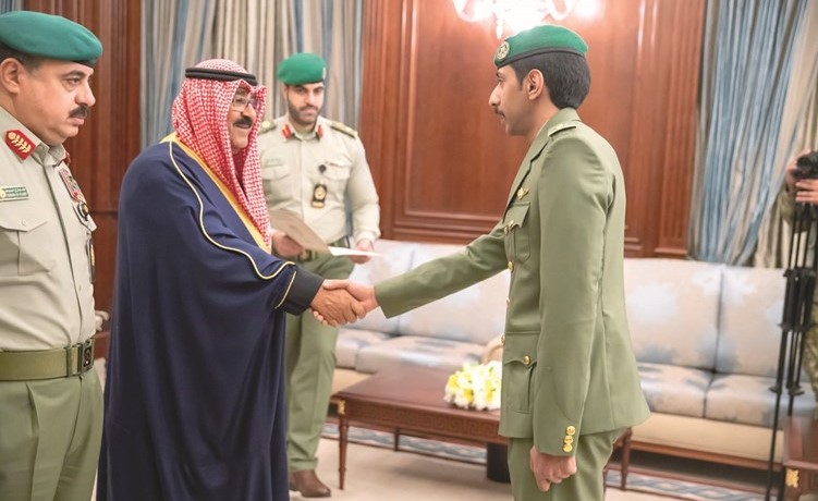 الشيخ مشعل الأحمد مصافحا أحد الضباط