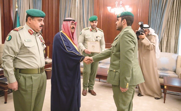 الشيخ مشعل الأحمد مصافحا أحد الضباط الطيارين
