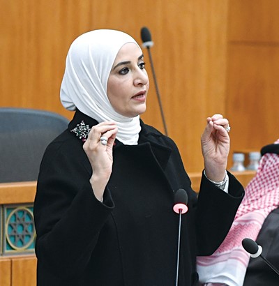 د.مريم العقيل متحدثة في المجلس أمس (هاني الشمري)