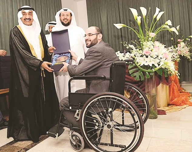 جاسم الخرافيرحمه اللهأثناء تكريمه لأحد الفائزين