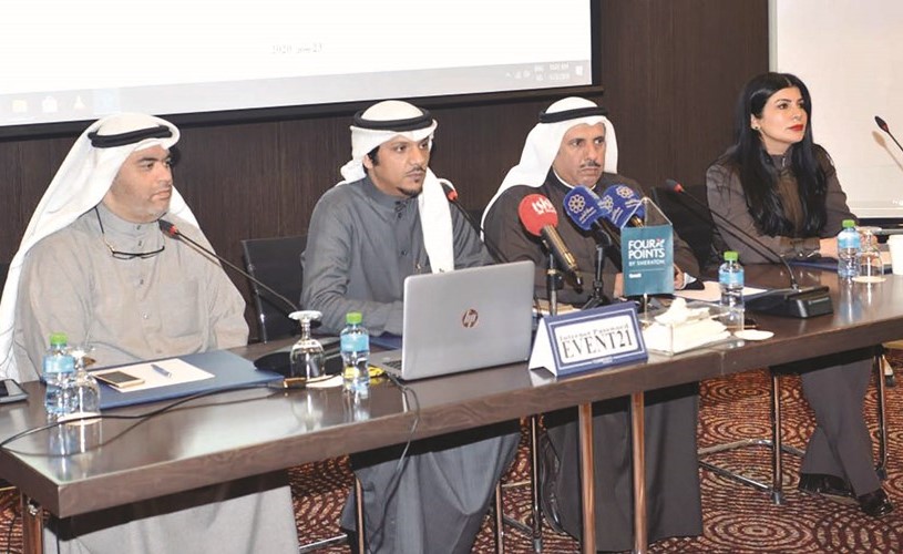 عبدالرحمن المطيري مع الحضور خلال المؤتمر الصحافي في جمعية الشفافية