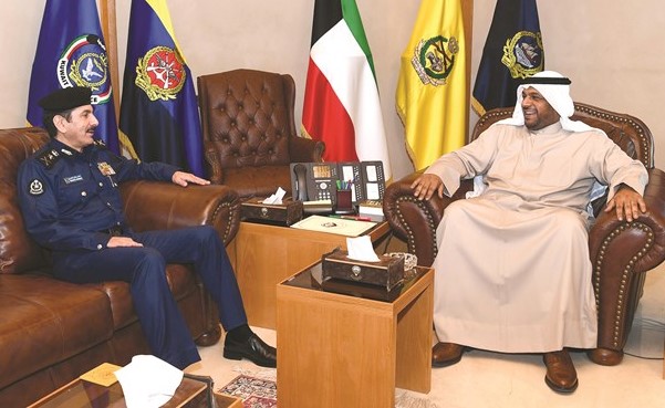 الشيخ أحمد المنصور مستقبلا الفريق خالد المكراد